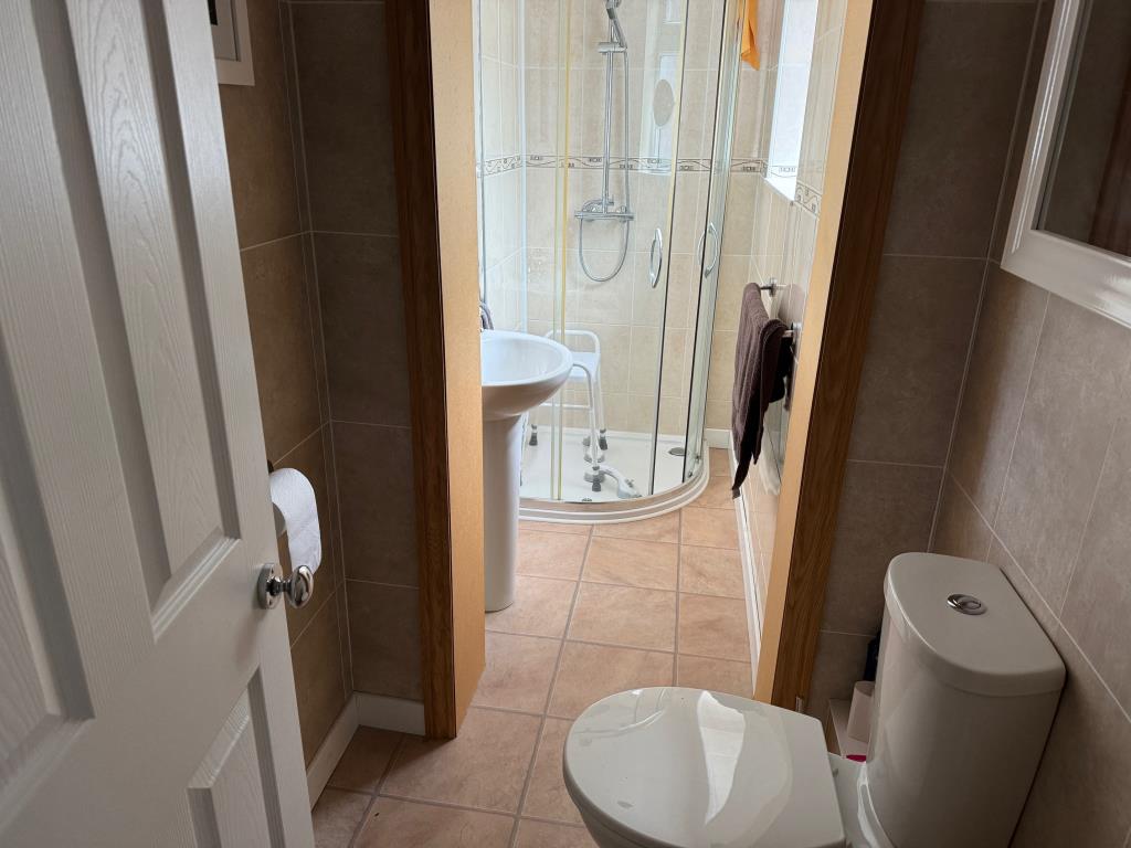 Lot: 112 - SEMI-DETACHED HOUSE FOR IMPROVEMENT - Shower room/W.C.
